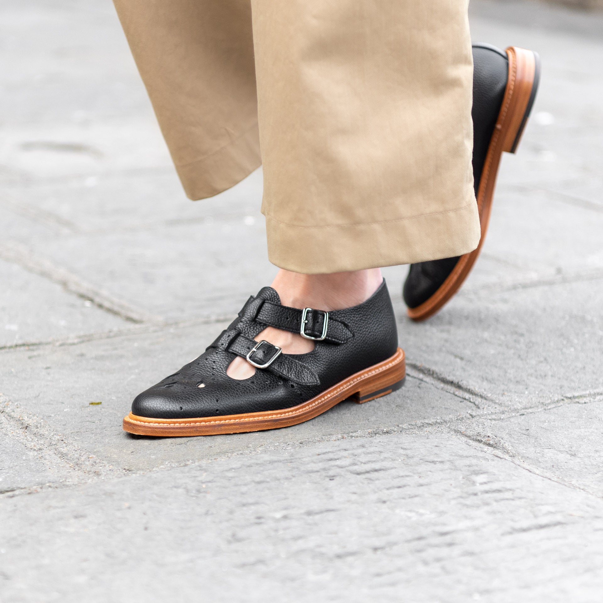 Velasca Women's shoes in black leather, with a double strap